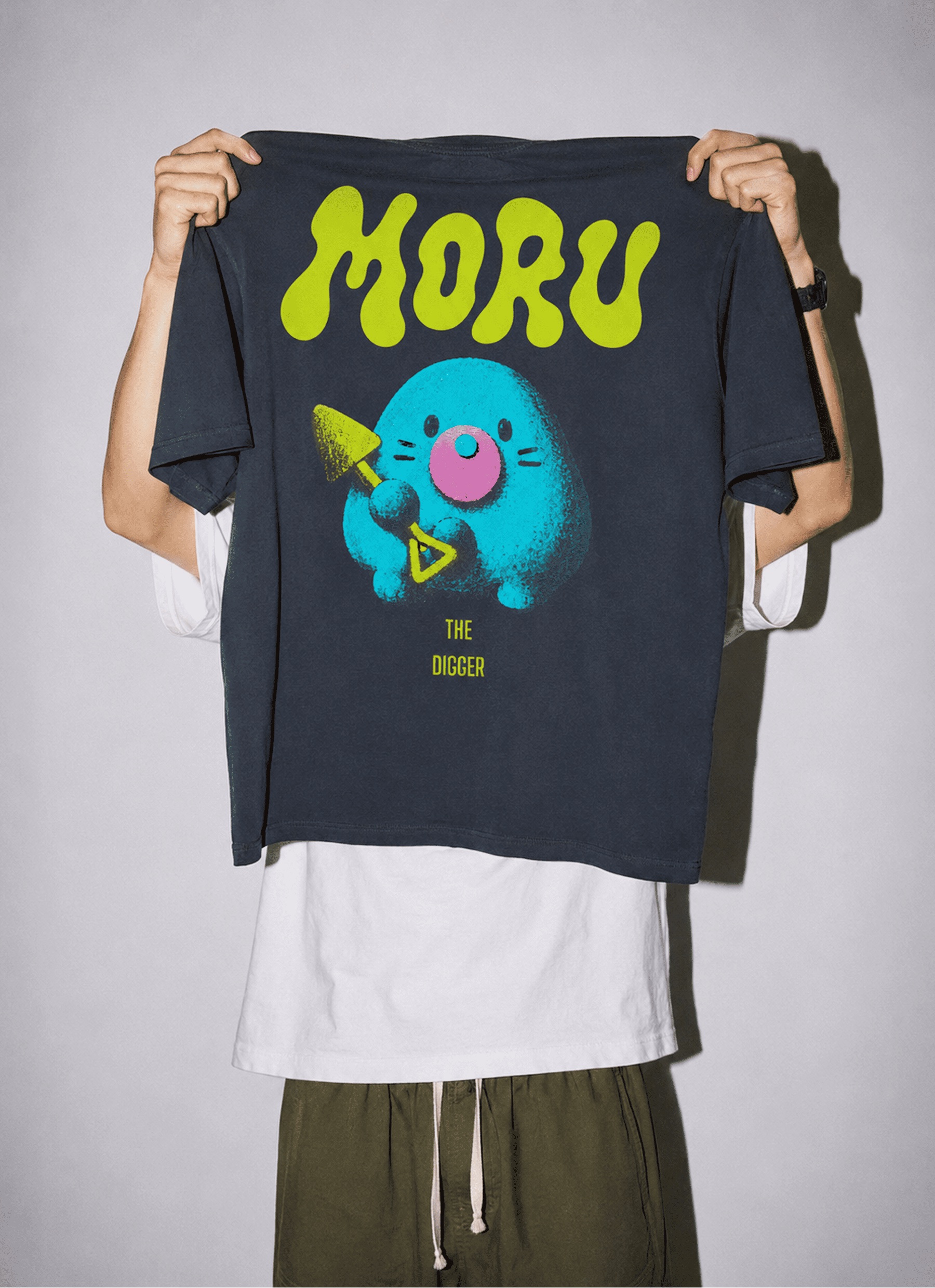 손으로 들어 보인 Moru 티셔츠 상품 이미지