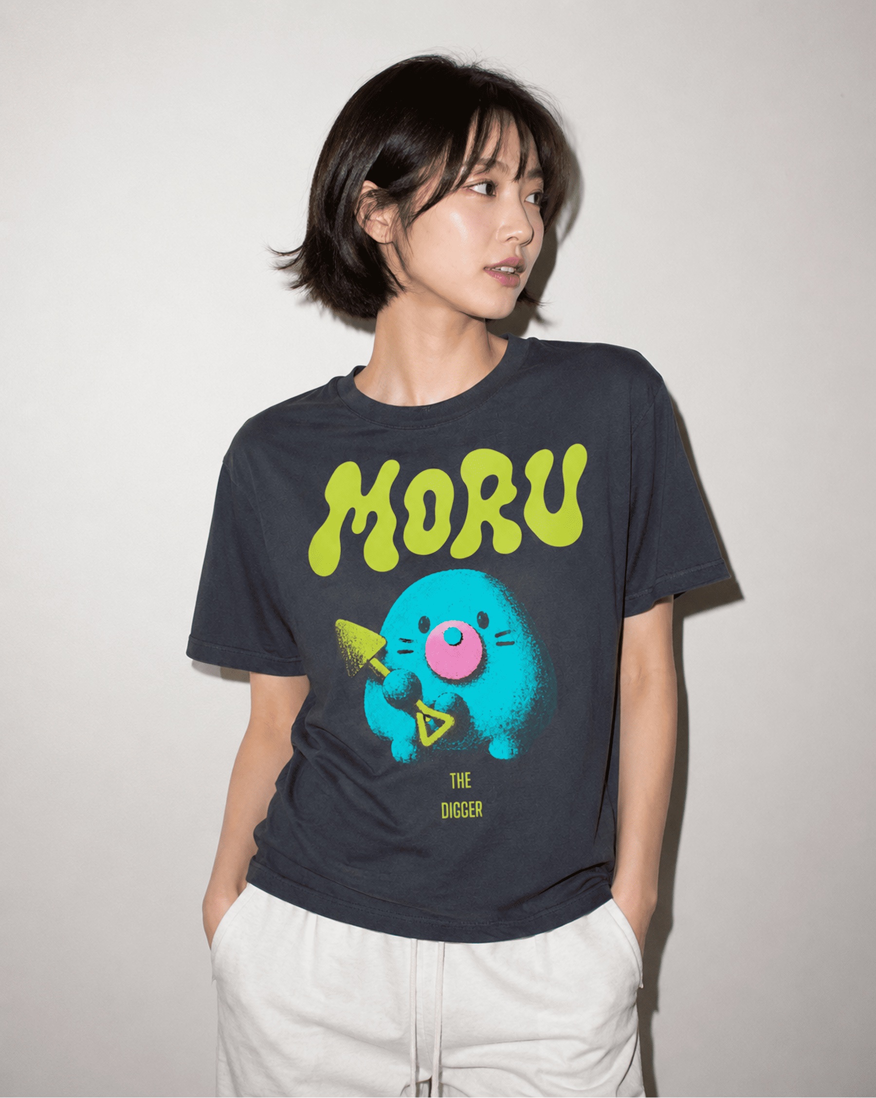 Moru 티셔츠를 착용한 모델 이미지